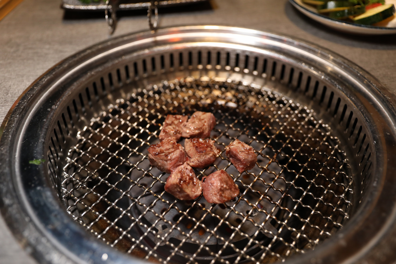 豆町村燒肉 台北東區日式燒肉推薦! 浮誇系燒肉美食 專人代烤 - 奇奇一起玩樂趣