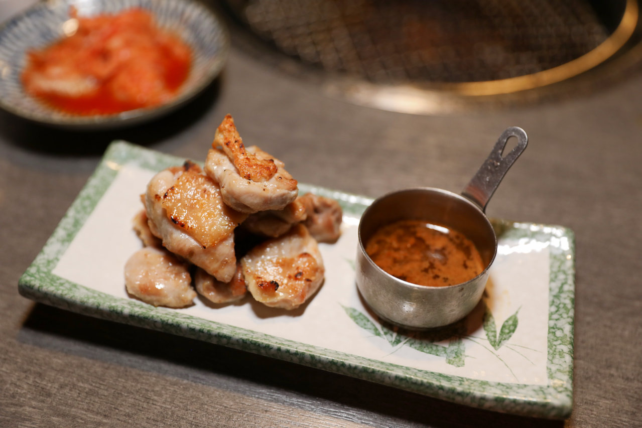 豆町村燒肉 台北東區日式燒肉推薦! 浮誇系燒肉美食 專人代烤 - 奇奇一起玩樂趣