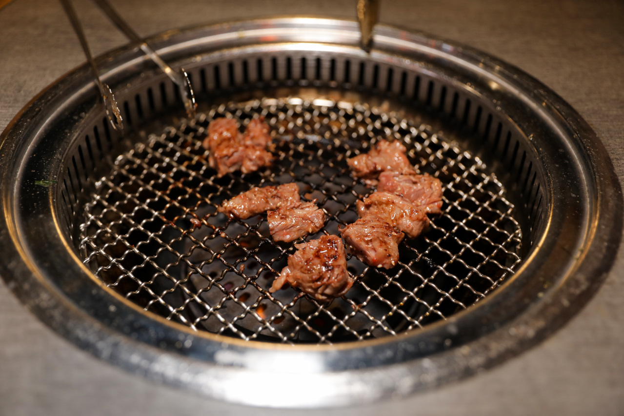 豆町村燒肉 台北東區日式燒肉推薦! 浮誇系燒肉美食 專人代烤 - 奇奇一起玩樂趣