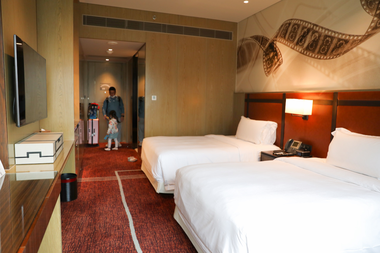 澳門3天2夜親子旅遊住宿推薦! 新濠影滙明星滙 CP值超高親子友善,還有玩具總動員30周年主題展 Spotlight星滙餐廳KKday預訂超方便,爽玩水上樂園.滿紛樂園.8字摩天輪 - 奇奇一起玩樂趣