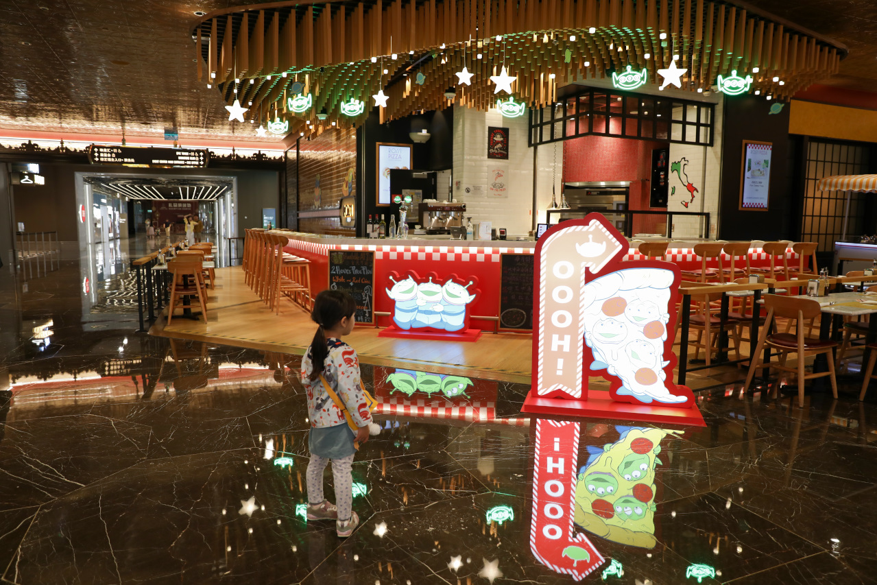 澳門3天2夜親子旅遊住宿推薦! 新濠影滙明星滙 CP值超高親子友善,還有玩具總動員30周年主題展 Spotlight星滙餐廳KKday預訂超方便,爽玩水上樂園.滿紛樂園.8字摩天輪 - 奇奇一起玩樂趣
