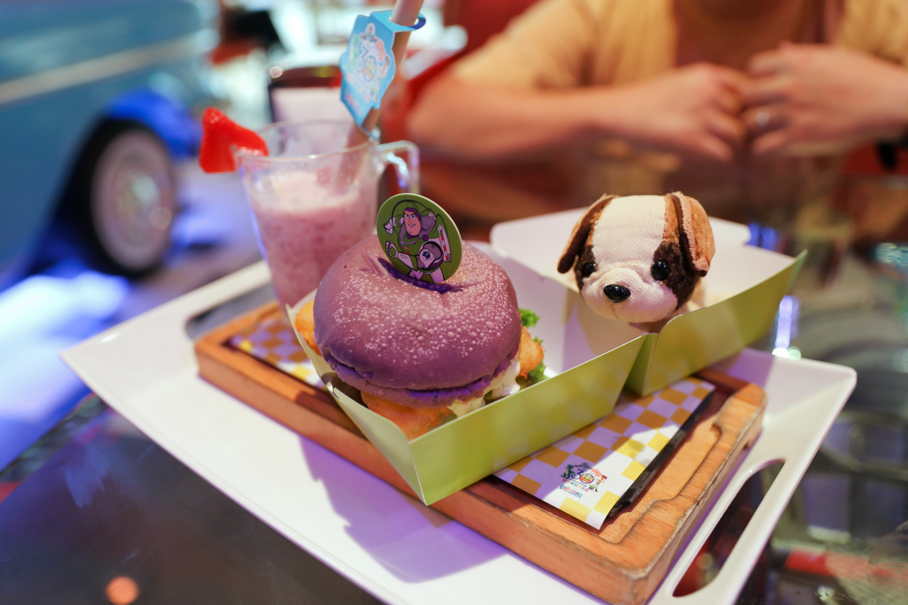 澳門3天2夜親子旅遊住宿推薦! 新濠影滙明星滙 CP值超高親子友善,還有玩具總動員30周年主題展 Spotlight星滙餐廳KKday預訂超方便,爽玩水上樂園.滿紛樂園.8字摩天輪 - 奇奇一起玩樂趣