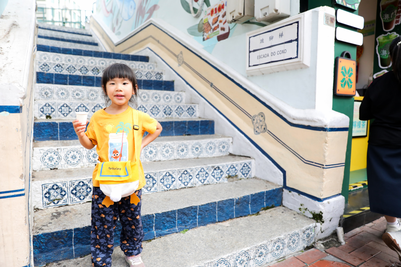 澳門3天2夜親子旅遊行程推薦! 搭輕軌巴士遊澳門 路氹官也街.大三巴牌坊.戀愛巷 吃蛋塔.雞蛋仔.豬扒包.倫記軟滑腸粉 - 奇奇一起玩樂趣