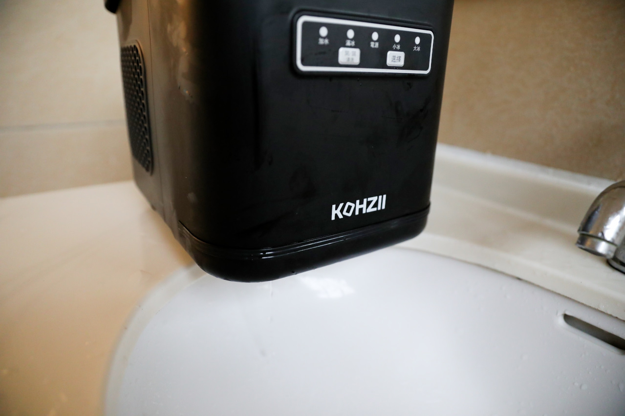 露營派對必備推薦! 請叫我冰塊富翁~ KOHZII 康馳 手提式全自動製冰機KIM1240BK 三重潔淨防護,不鏽鋼製冰柱更安心 - 奇奇一起玩樂趣