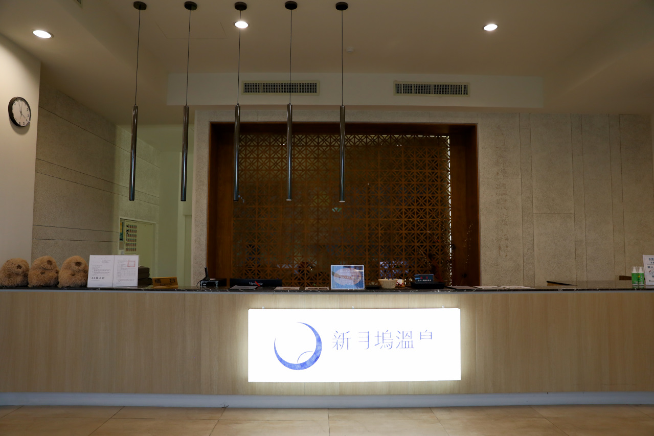 新月塢溫泉會館二訪 夏日夜湯 新竹內灣尖石湯屋泡溫泉推薦! 親子可愛動物區餵食互動體驗 - 奇奇一起玩樂趣