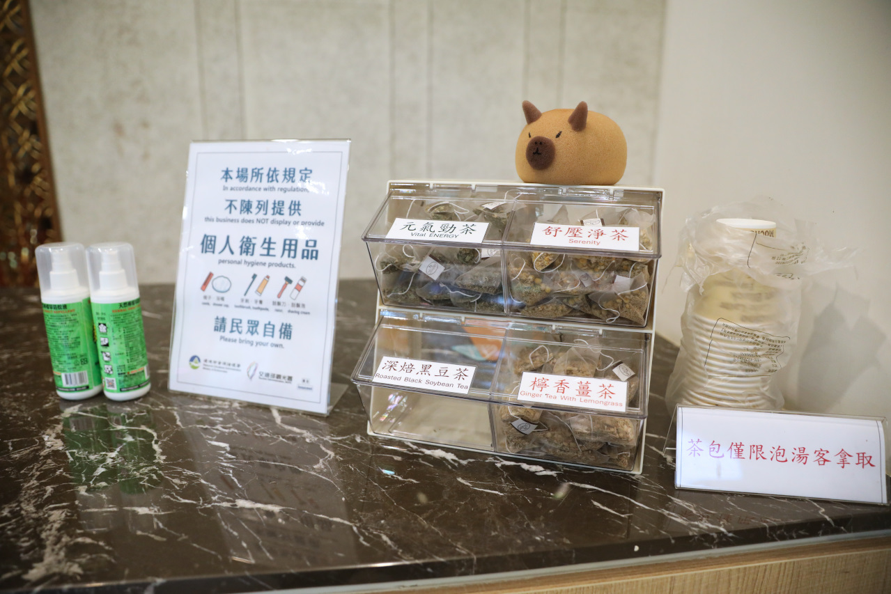 新月塢溫泉會館二訪 夏日夜湯 新竹內灣尖石湯屋泡溫泉推薦! 親子可愛動物區餵食互動體驗 - 奇奇一起玩樂趣