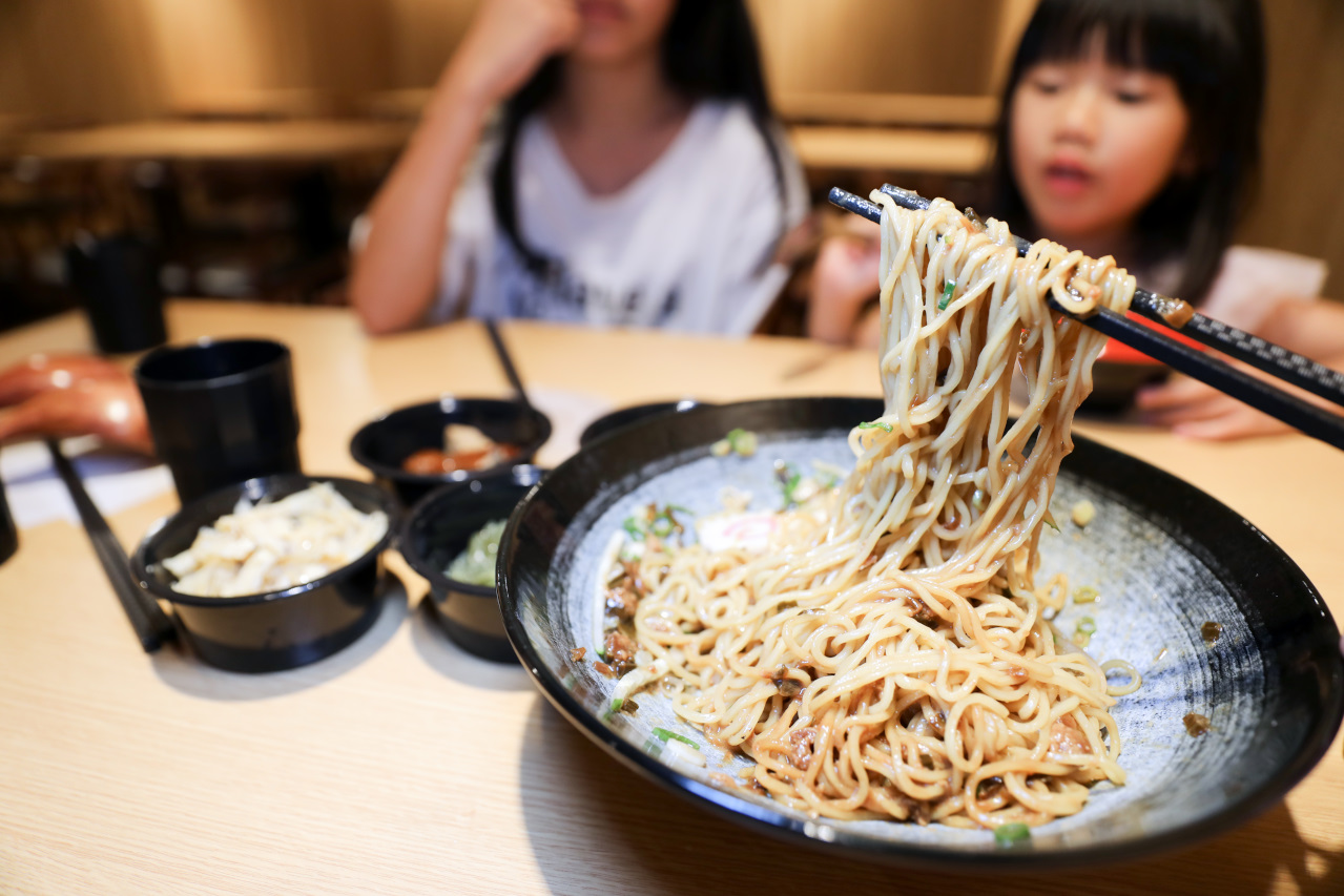 桃園濃郁系牛肉麵推薦! 集英會牛肉麵館(武陵店) 自助吧飲料冰品吃到飽 - 奇奇一起玩樂趣