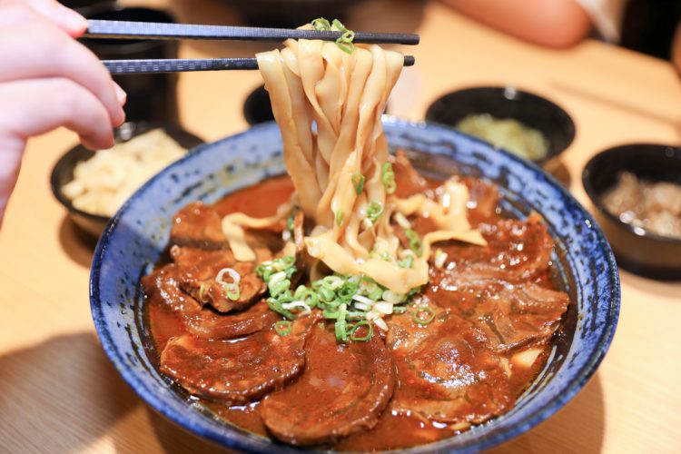 桃園濃郁系牛肉麵推薦! 集英會牛肉麵館(武陵店) 自助吧飲料冰品吃到飽 - 奇奇一起玩樂趣