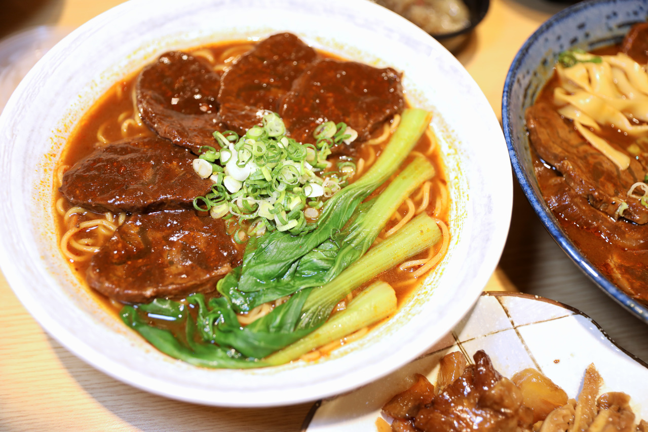 桃園濃郁系牛肉麵推薦! 集英會牛肉麵館(武陵店) 自助吧飲料冰品吃到飽 - 奇奇一起玩樂趣