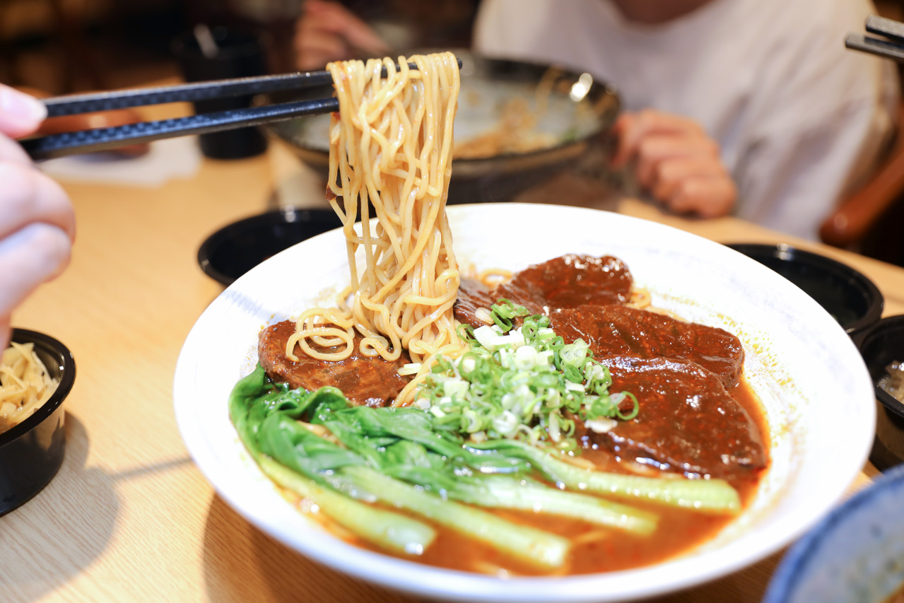 桃園濃郁系牛肉麵推薦! 集英會牛肉麵館(武陵店) 自助吧飲料冰品吃到飽 - 奇奇一起玩樂趣