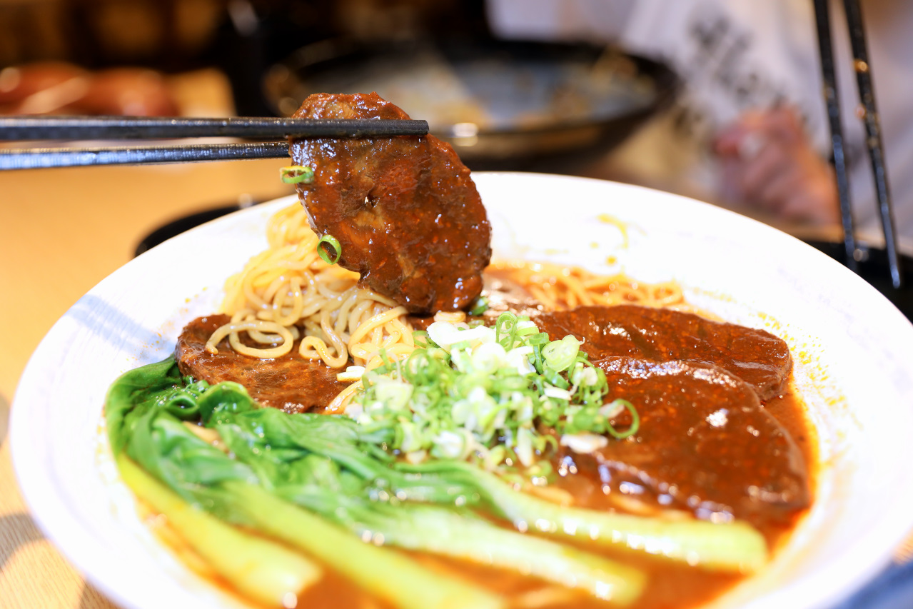 桃園濃郁系牛肉麵推薦! 集英會牛肉麵館(武陵店) 自助吧飲料冰品吃到飽 - 奇奇一起玩樂趣