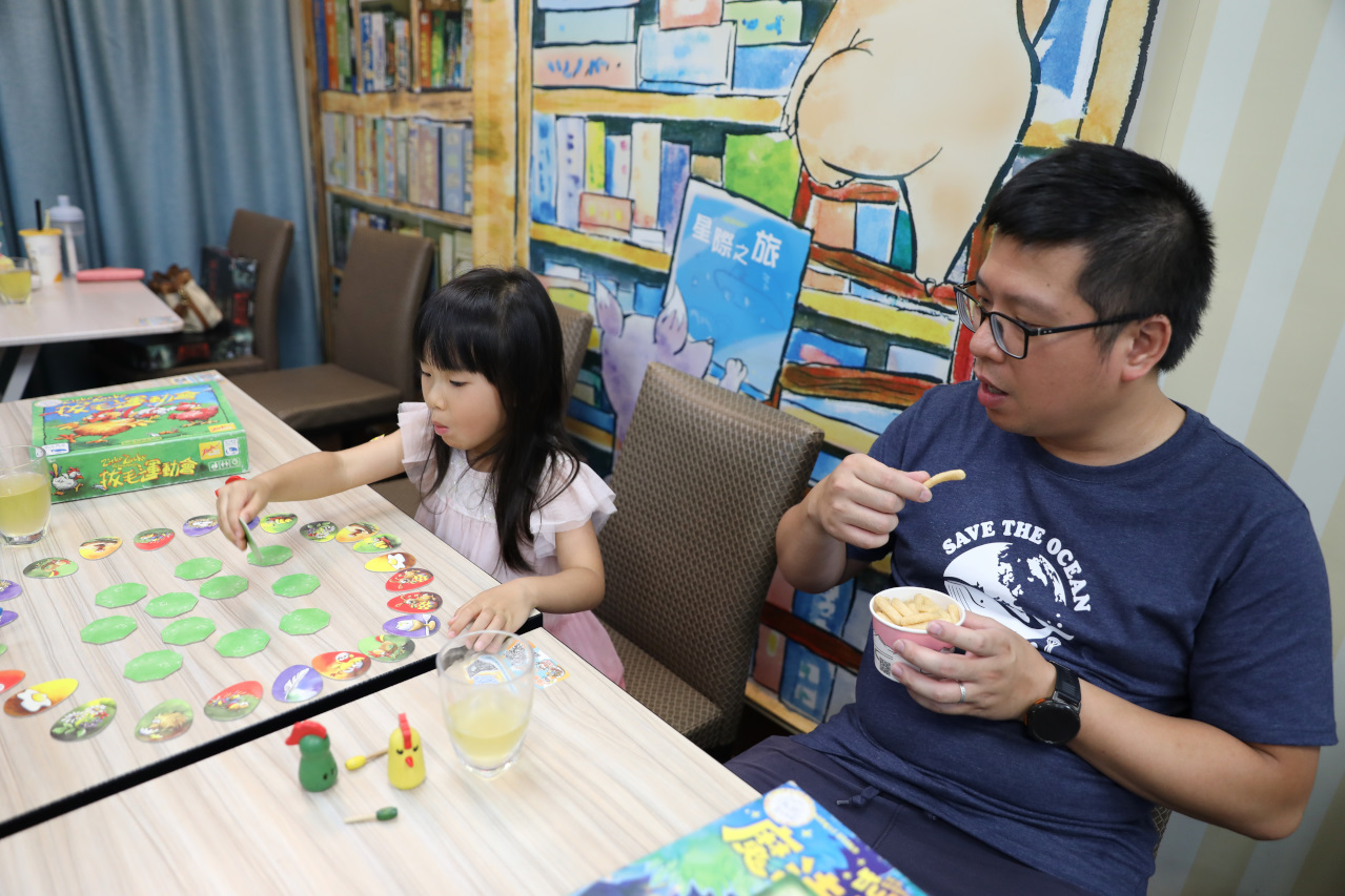 台北24小時桌遊推薦! 貳家桌遊(北車店) 兒童桌遊.親子桌遊 聚會必玩.雨備推薦! - 奇奇一起玩樂趣