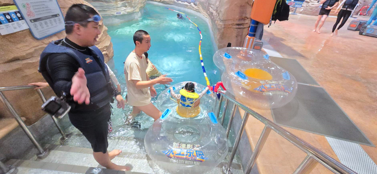 澳門3天2夜親子旅遊玩樂推薦! 澳門必玩新濠影滙水上樂園.滿紛樂園.8字摩天輪 KKday預訂超方便 - 奇奇一起玩樂趣
