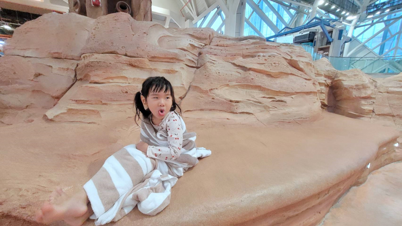 澳門3天2夜親子旅遊玩樂推薦! 澳門必玩新濠影滙水上樂園.滿紛樂園.8字摩天輪 KKday預訂超方便 - 奇奇一起玩樂趣