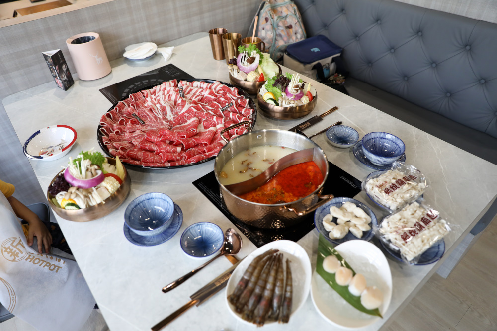 網紅部落客2025必踩點的全新肉多多排隊名店 鍋物界的卡地亞 新肉多多高質感體驗 樂多多集團新品牌 - 奇奇一起玩樂趣
