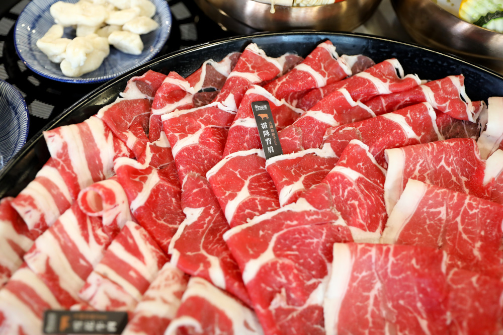 網紅部落客2025必踩點的全新肉多多排隊名店 鍋物界的卡地亞 新肉多多高質感體驗 樂多多集團新品牌 - 奇奇一起玩樂趣