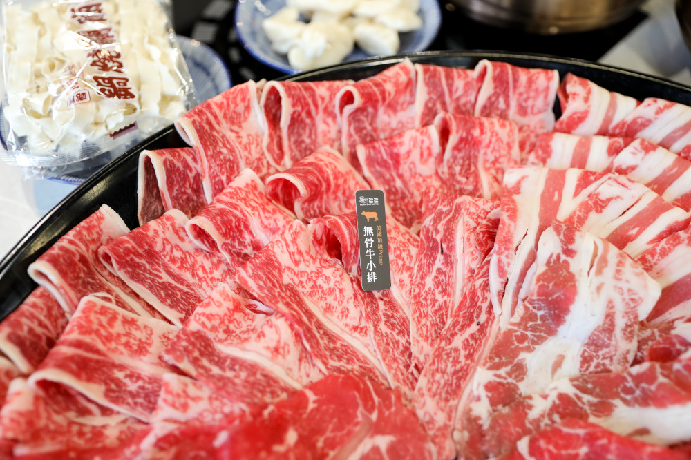 網紅部落客2025必踩點的全新肉多多排隊名店 鍋物界的卡地亞 新肉多多高質感體驗 樂多多集團新品牌 - 奇奇一起玩樂趣