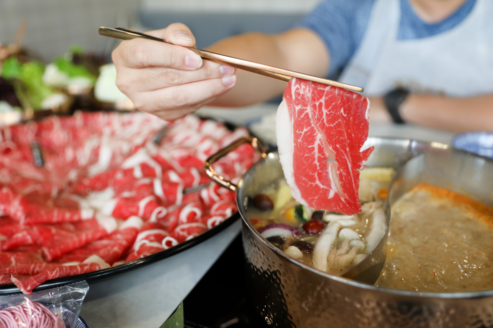 網紅部落客2025必踩點的全新肉多多排隊名店 鍋物界的卡地亞 新肉多多高質感體驗 樂多多集團新品牌 - 奇奇一起玩樂趣