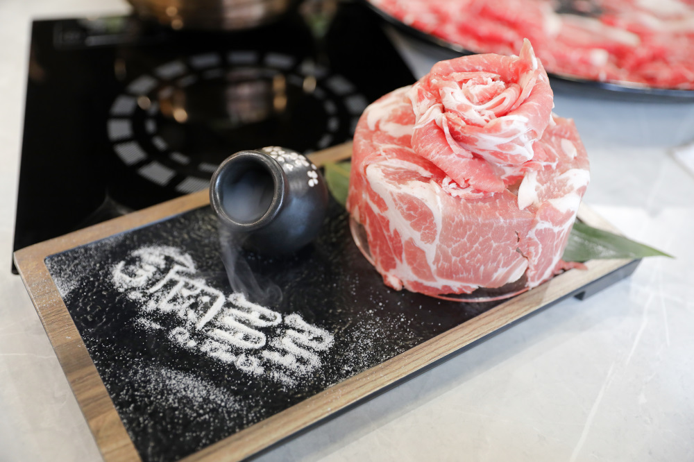 網紅部落客2025必踩點的全新肉多多排隊名店 鍋物界的卡地亞 新肉多多高質感體驗 樂多多集團新品牌 - 奇奇一起玩樂趣
