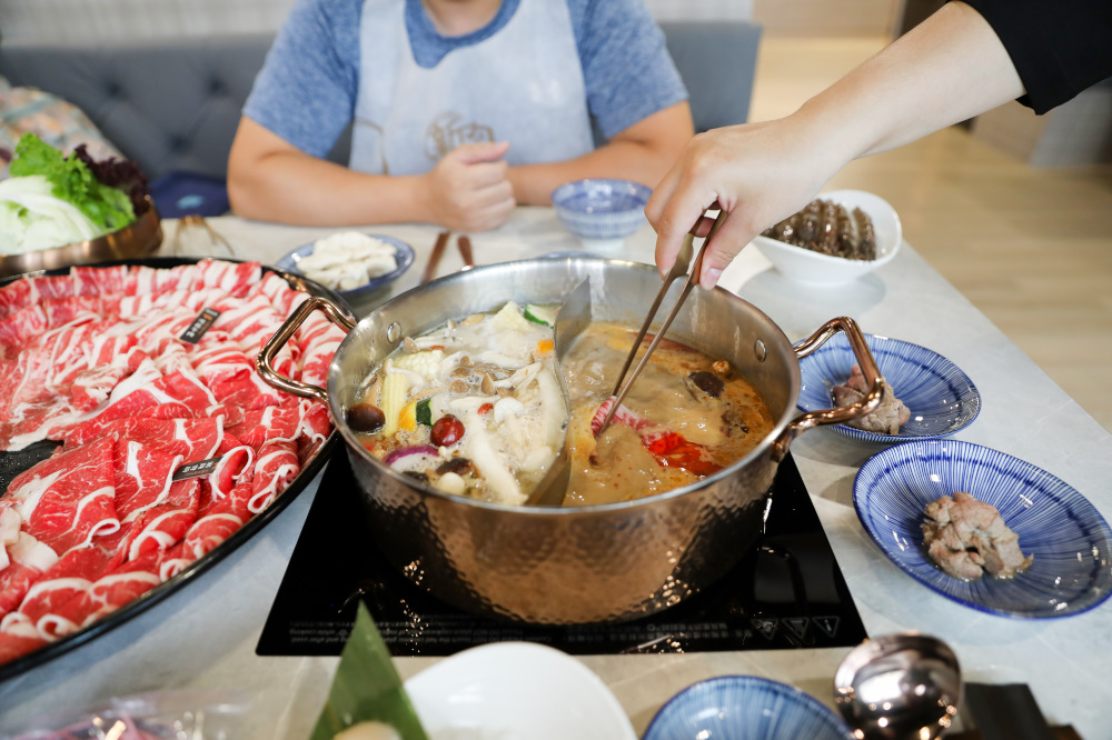 網紅部落客2025必踩點的全新肉多多排隊名店 鍋物界的卡地亞 新肉多多高質感體驗 樂多多集團新品牌 - 奇奇一起玩樂趣