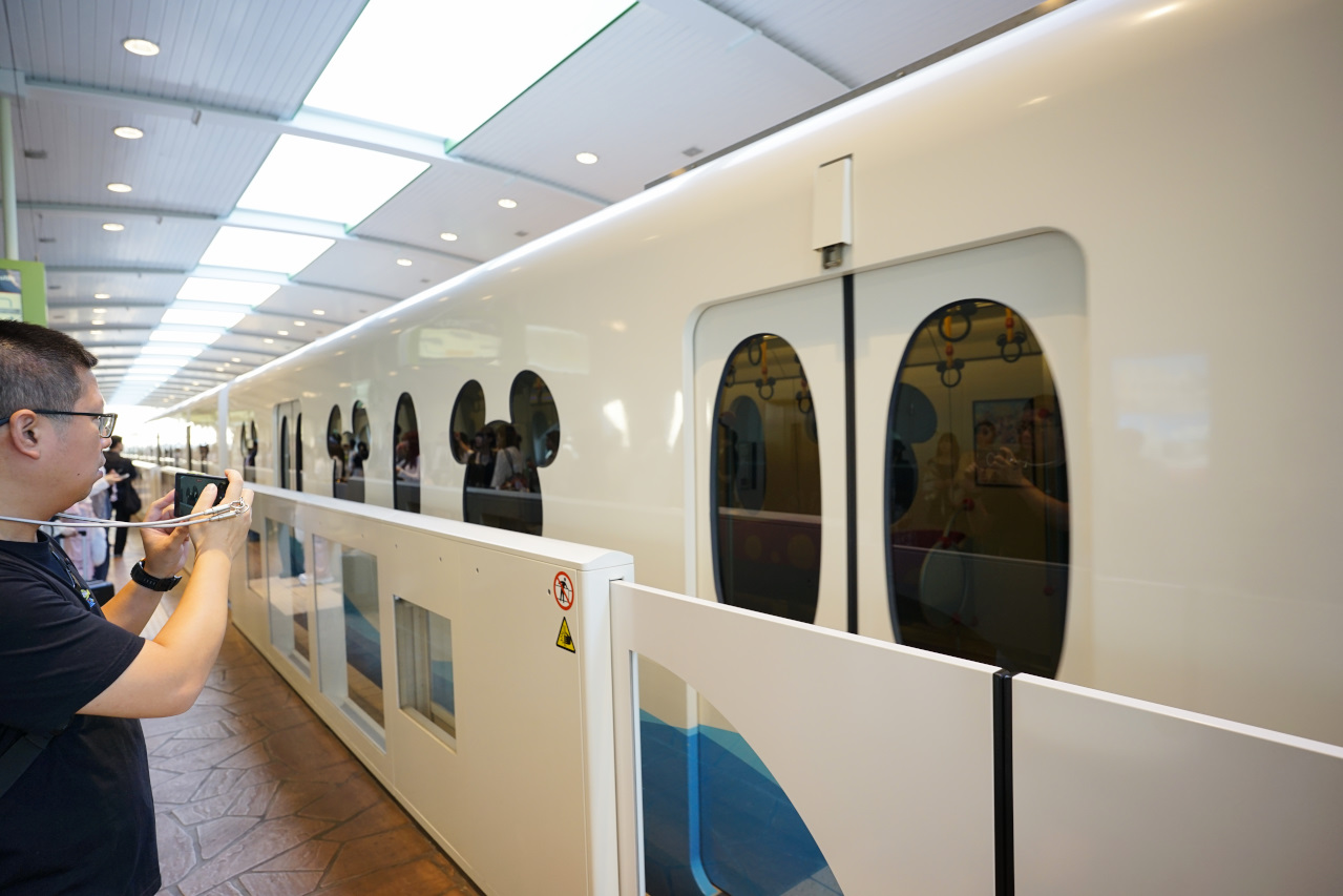 日本東京迪士尼海洋攻略分享 2025萬聖節親子生日之旅! 領取生日紀念貼紙,享受壽星禮遇 善用迪士尼APP抽PP.MO點餐.購買DPA輕鬆玩泉鄉園區 - 奇奇一起玩樂趣