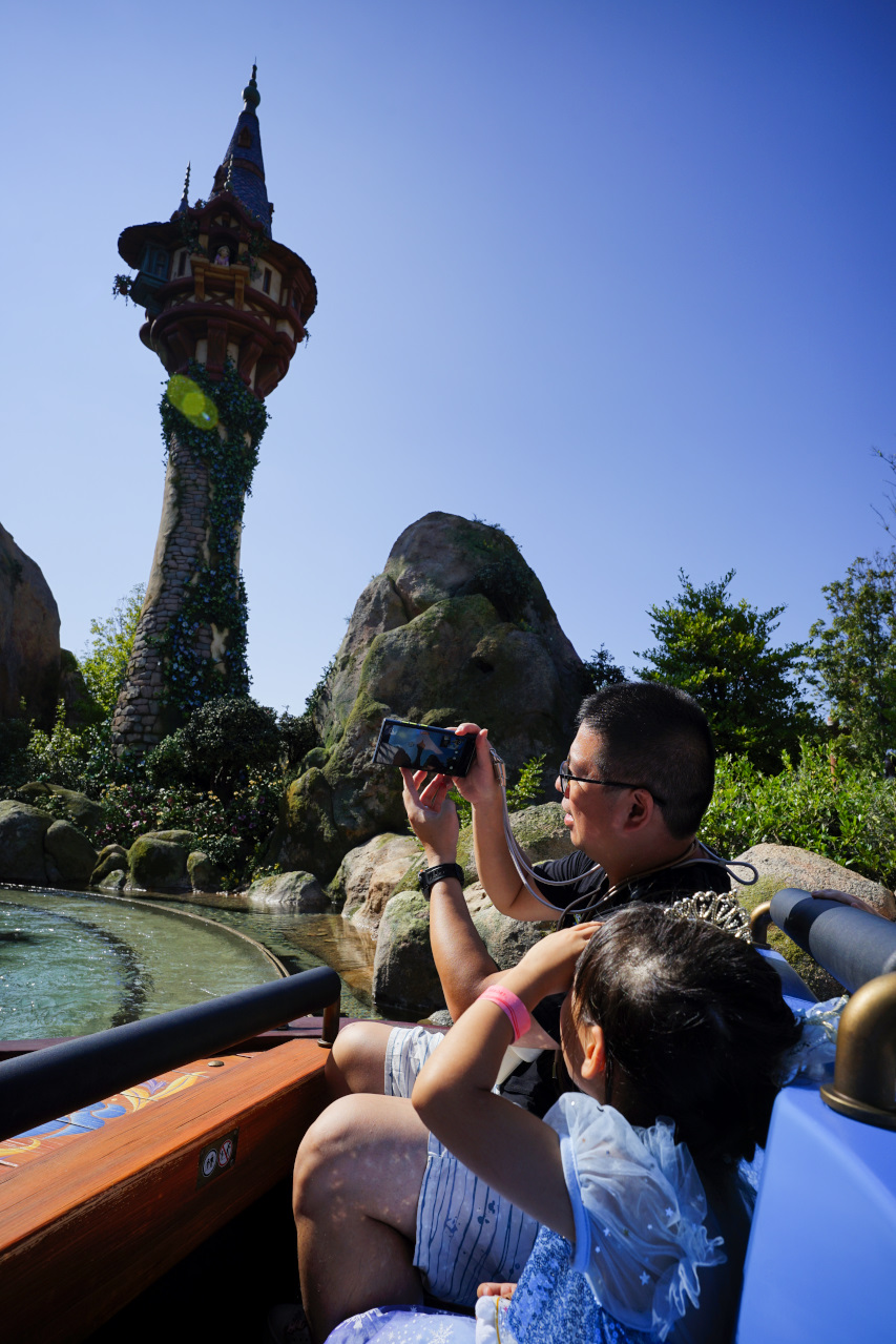 日本東京迪士尼海洋攻略分享 2025萬聖節親子生日之旅! 領取生日紀念貼紙,享受壽星禮遇 善用迪士尼APP抽PP.MO點餐.購買DPA輕鬆玩泉鄉園區 - 奇奇一起玩樂趣