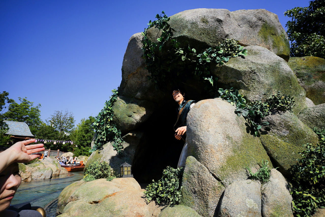 日本東京迪士尼海洋攻略分享 2025萬聖節親子生日之旅! 領取生日紀念貼紙,享受壽星禮遇 善用迪士尼APP抽PP.MO點餐.購買DPA輕鬆玩泉鄉園區 - 奇奇一起玩樂趣