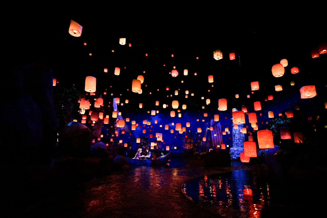 日本東京迪士尼海洋攻略分享 2025萬聖節親子生日之旅! 領取生日紀念貼紙,享受壽星禮遇 善用迪士尼APP抽PP.MO點餐.購買DPA輕鬆玩泉鄉園區 - 奇奇一起玩樂趣