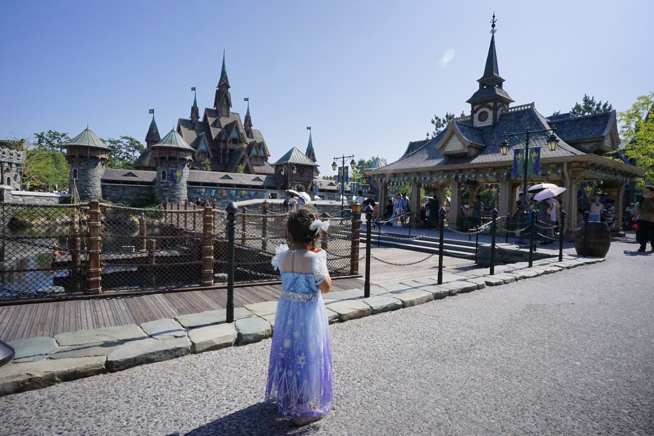 日本東京迪士尼海洋攻略分享 2025萬聖節親子生日之旅! 領取生日紀念貼紙,享受壽星禮遇 善用迪士尼APP抽PP.MO點餐.購買DPA輕鬆玩泉鄉園區 - 奇奇一起玩樂趣