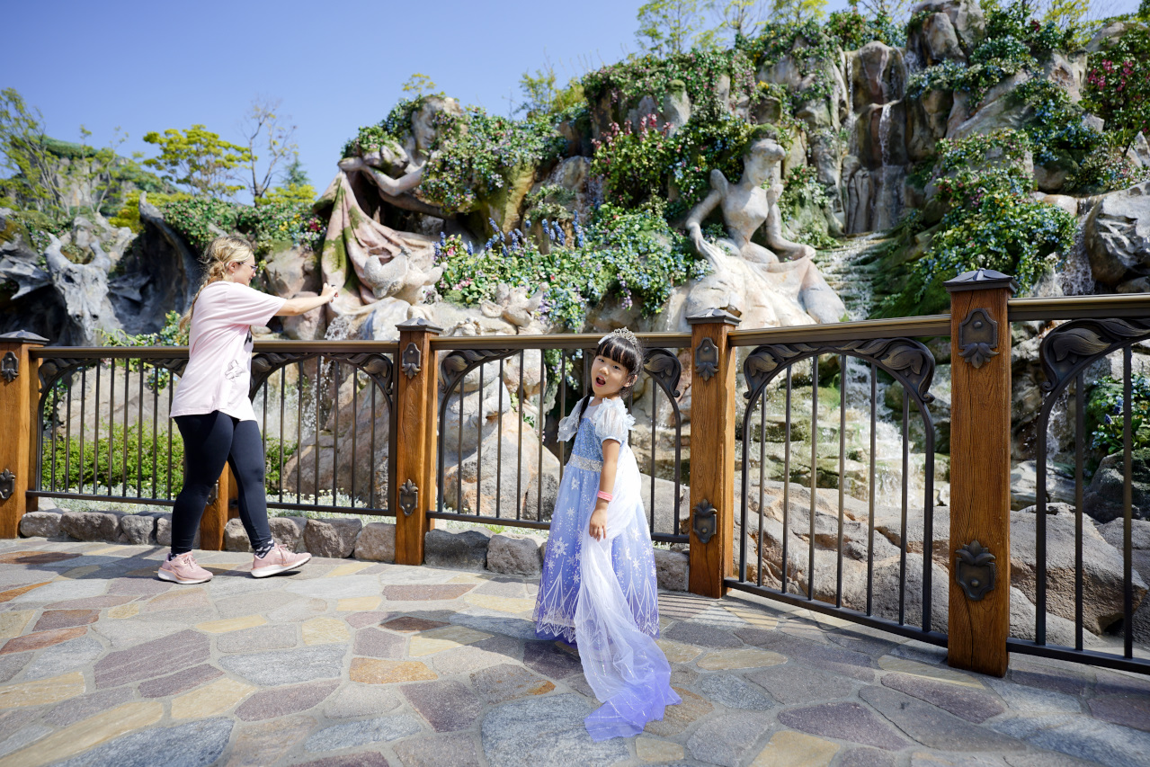 日本東京迪士尼海洋攻略分享 2025萬聖節親子生日之旅! 領取生日紀念貼紙,享受壽星禮遇 善用迪士尼APP抽PP.MO點餐.購買DPA輕鬆玩泉鄉園區 - 奇奇一起玩樂趣