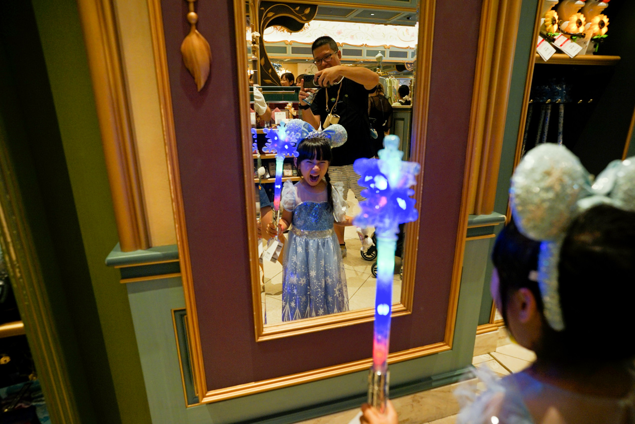 日本東京迪士尼海洋攻略分享 2025萬聖節親子生日之旅! 領取生日紀念貼紙,享受壽星禮遇 善用迪士尼APP抽PP.MO點餐.購買DPA輕鬆玩泉鄉園區 - 奇奇一起玩樂趣