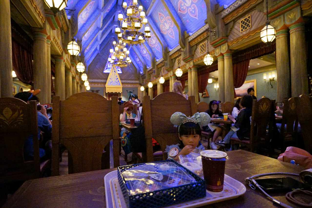 日本東京迪士尼海洋攻略分享 2025萬聖節親子生日之旅! 領取生日紀念貼紙,享受壽星禮遇 善用迪士尼APP抽PP.MO點餐.購買DPA輕鬆玩泉鄉園區 - 奇奇一起玩樂趣