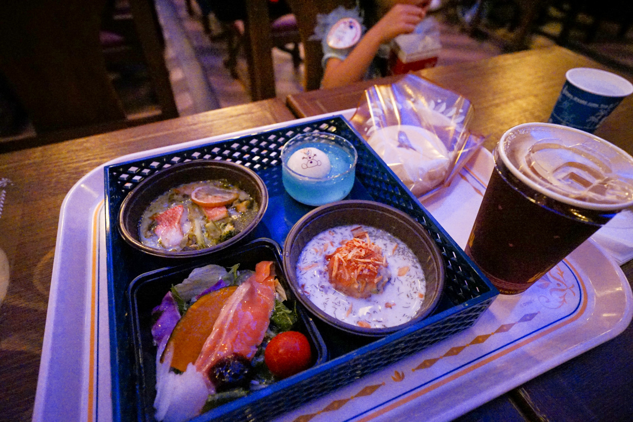 日本東京迪士尼海洋攻略分享 2025萬聖節親子生日之旅! 領取生日紀念貼紙,享受壽星禮遇 善用迪士尼APP抽PP.MO點餐.購買DPA輕鬆玩泉鄉園區 - 奇奇一起玩樂趣