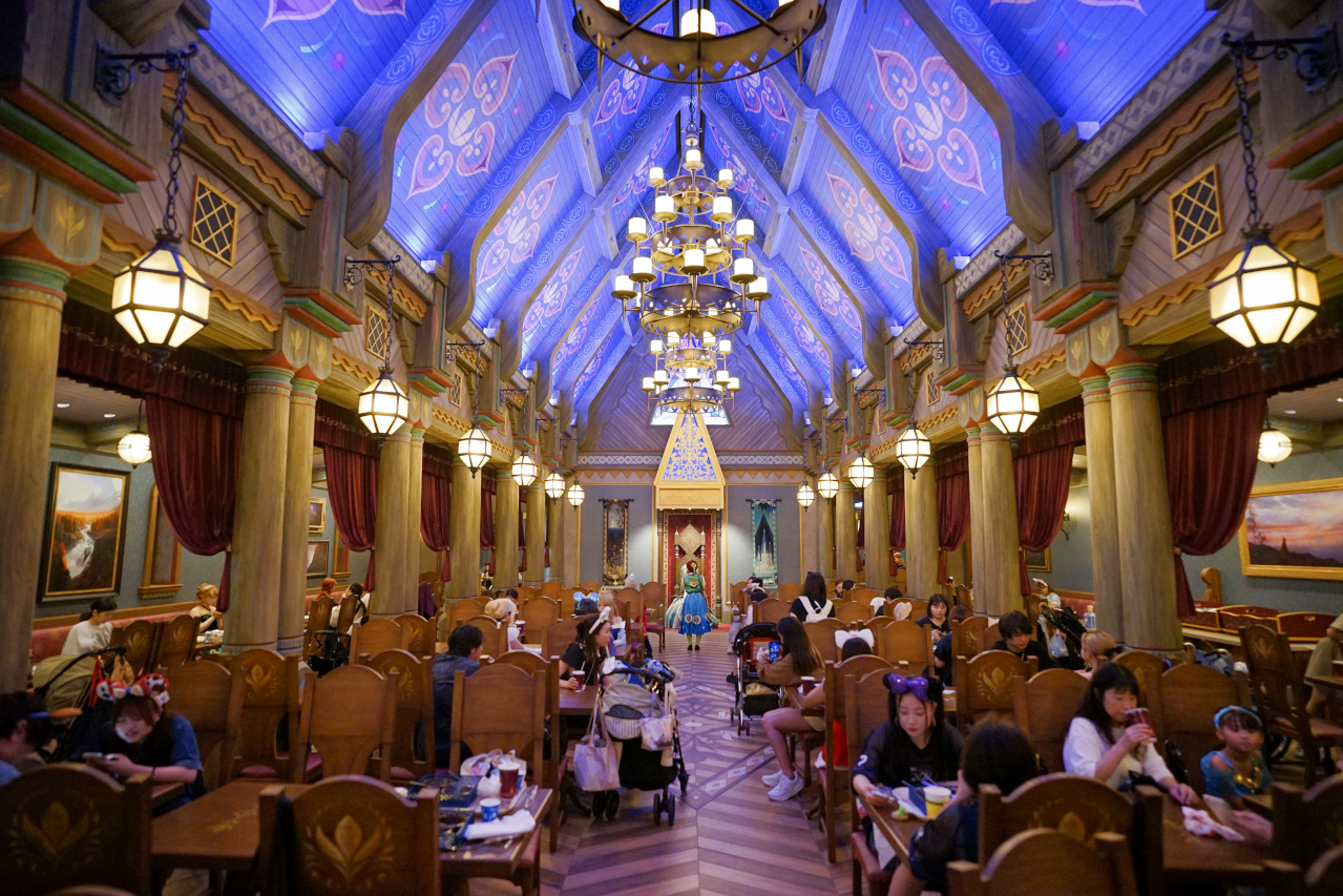 日本東京迪士尼海洋攻略分享 2025萬聖節親子生日之旅! 領取生日紀念貼紙,享受壽星禮遇 善用迪士尼APP抽PP.MO點餐.購買DPA輕鬆玩泉鄉園區 - 奇奇一起玩樂趣