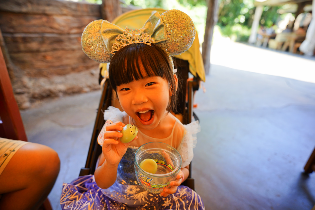 日本東京迪士尼海洋攻略分享 2025萬聖節親子生日之旅! 領取生日紀念貼紙,享受壽星禮遇 善用迪士尼APP抽PP.MO點餐.購買DPA輕鬆玩泉鄉園區 - 奇奇一起玩樂趣