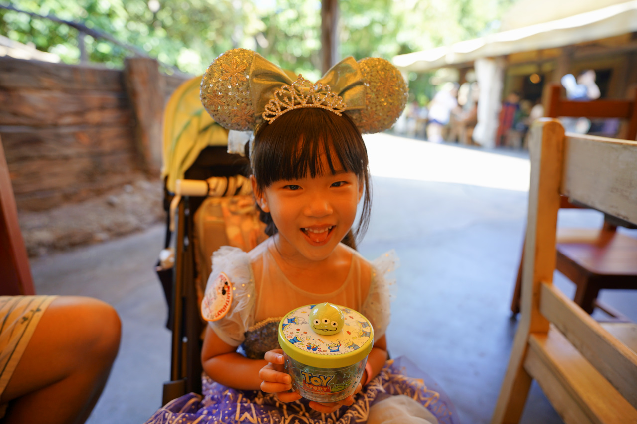 日本東京迪士尼海洋攻略分享 2025萬聖節親子生日之旅! 領取生日紀念貼紙,享受壽星禮遇 善用迪士尼APP抽PP.MO點餐.購買DPA輕鬆玩泉鄉園區 - 奇奇一起玩樂趣