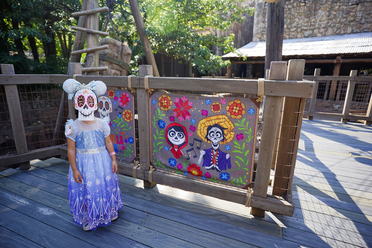 日本東京迪士尼海洋攻略分享 2025萬聖節親子生日之旅! 領取生日紀念貼紙,享受壽星禮遇 善用迪士尼APP抽PP.MO點餐.購買DPA輕鬆玩泉鄉園區 - 奇奇一起玩樂趣