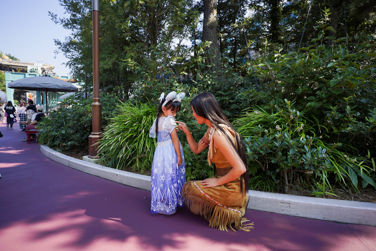 日本東京迪士尼海洋攻略分享 2025萬聖節親子生日之旅! 領取生日紀念貼紙,享受壽星禮遇 善用迪士尼APP抽PP.MO點餐.購買DPA輕鬆玩泉鄉園區 - 奇奇一起玩樂趣