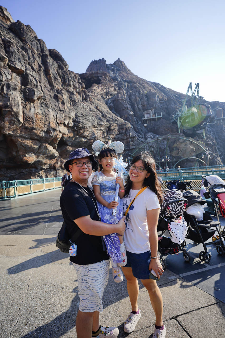 日本東京迪士尼海洋攻略分享 2025萬聖節親子生日之旅! 領取生日紀念貼紙,享受壽星禮遇 善用迪士尼APP抽PP.MO點餐.購買DPA輕鬆玩泉鄉園區 - 奇奇一起玩樂趣