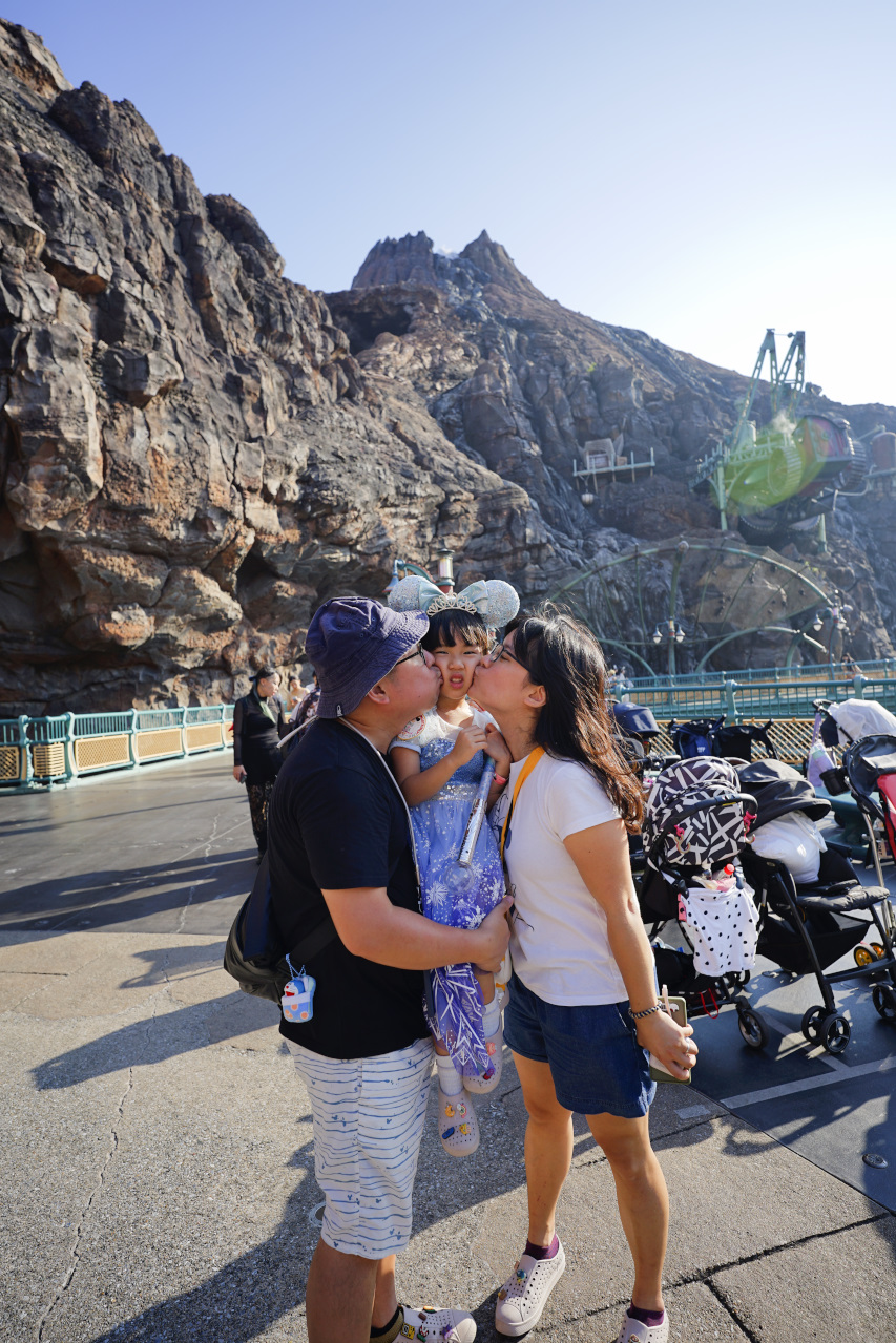 日本東京迪士尼海洋攻略分享 2025萬聖節親子生日之旅! 領取生日紀念貼紙,享受壽星禮遇 善用迪士尼APP抽PP.MO點餐.購買DPA輕鬆玩泉鄉園區 - 奇奇一起玩樂趣