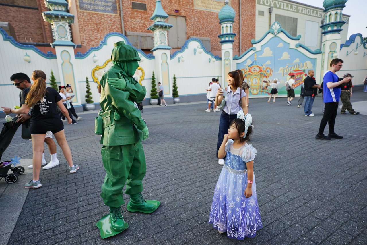 日本東京迪士尼海洋攻略分享 2025萬聖節親子生日之旅! 領取生日紀念貼紙,享受壽星禮遇 善用迪士尼APP抽PP.MO點餐.購買DPA輕鬆玩泉鄉園區 - 奇奇一起玩樂趣