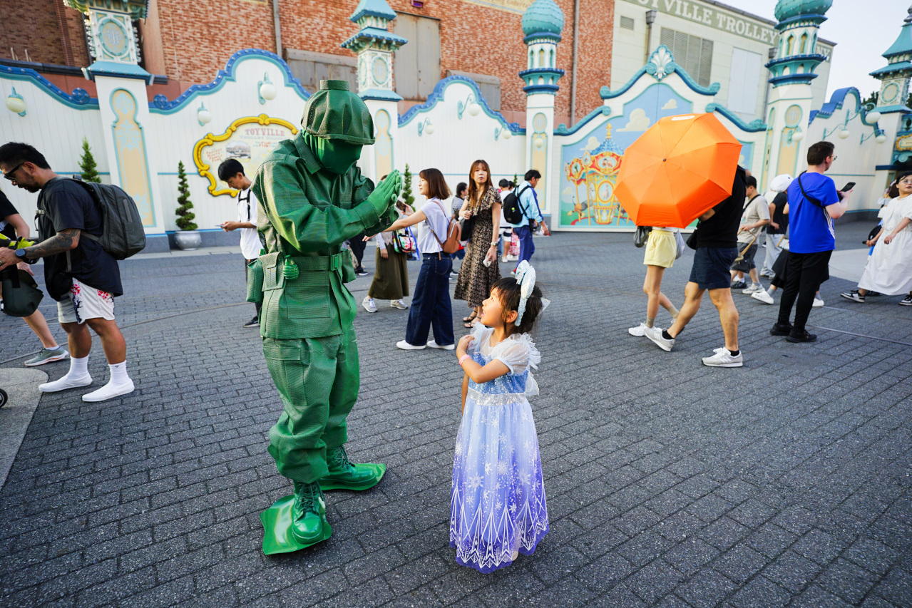 日本東京迪士尼海洋攻略分享 2025萬聖節親子生日之旅! 領取生日紀念貼紙,享受壽星禮遇 善用迪士尼APP抽PP.MO點餐.購買DPA輕鬆玩泉鄉園區 - 奇奇一起玩樂趣