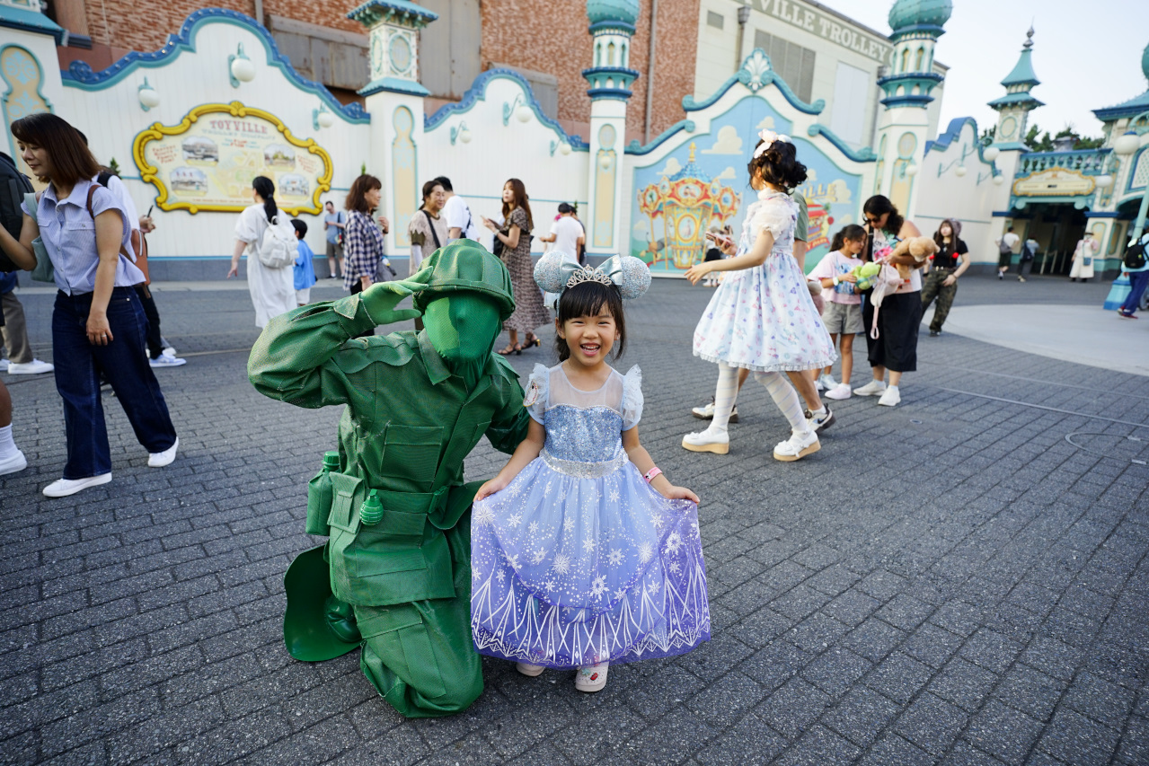 日本東京迪士尼海洋攻略分享 2025萬聖節親子生日之旅! 領取生日紀念貼紙,享受壽星禮遇 善用迪士尼APP抽PP.MO點餐.購買DPA輕鬆玩泉鄉園區 - 奇奇一起玩樂趣
