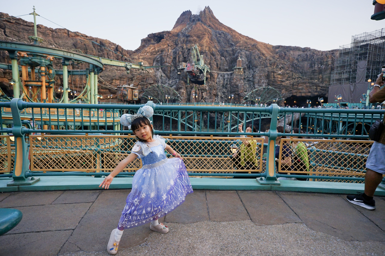 日本東京迪士尼海洋攻略分享 2025萬聖節親子生日之旅! 領取生日紀念貼紙,享受壽星禮遇 善用迪士尼APP抽PP.MO點餐.購買DPA輕鬆玩泉鄉園區 - 奇奇一起玩樂趣