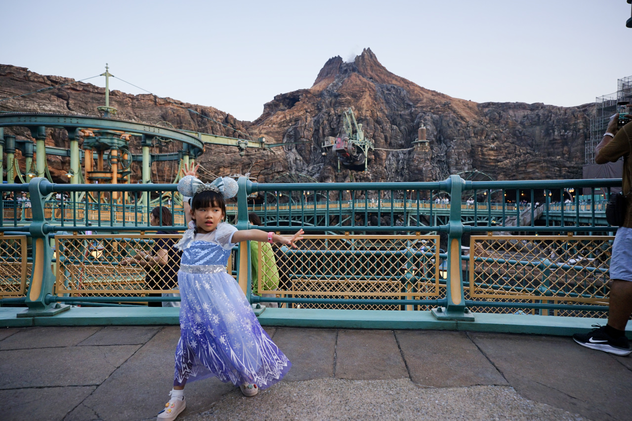 日本東京迪士尼海洋攻略分享 2025萬聖節親子生日之旅! 領取生日紀念貼紙,享受壽星禮遇 善用迪士尼APP抽PP.MO點餐.購買DPA輕鬆玩泉鄉園區 - 奇奇一起玩樂趣