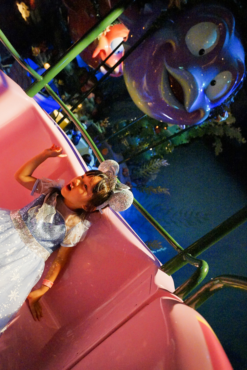 日本東京迪士尼海洋攻略分享 2025萬聖節親子生日之旅! 領取生日紀念貼紙,享受壽星禮遇 善用迪士尼APP抽PP.MO點餐.購買DPA輕鬆玩泉鄉園區 - 奇奇一起玩樂趣