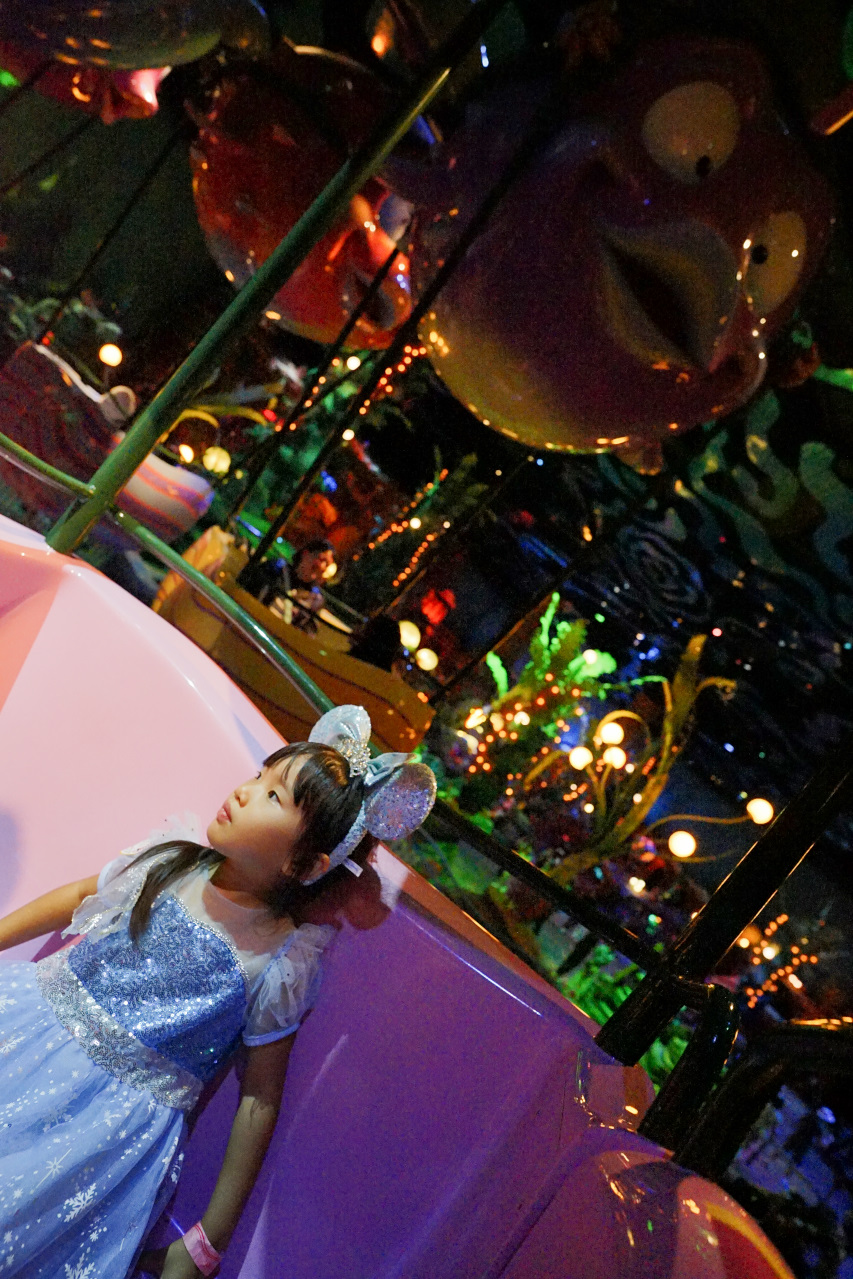 日本東京迪士尼海洋攻略分享 2025萬聖節親子生日之旅! 領取生日紀念貼紙,享受壽星禮遇 善用迪士尼APP抽PP.MO點餐.購買DPA輕鬆玩泉鄉園區 - 奇奇一起玩樂趣