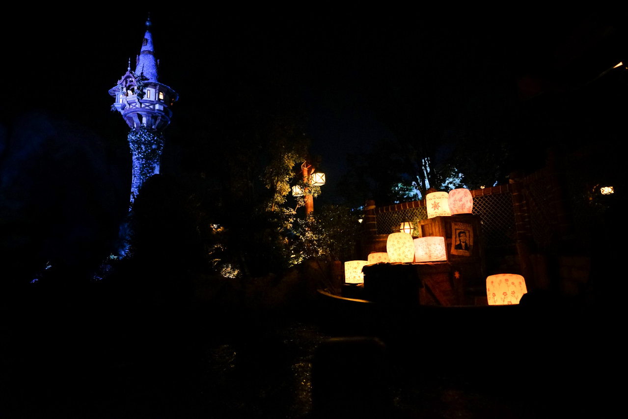 日本東京迪士尼海洋攻略分享 2025萬聖節親子生日之旅! 領取生日紀念貼紙,享受壽星禮遇 善用迪士尼APP抽PP.MO點餐.購買DPA輕鬆玩泉鄉園區 - 奇奇一起玩樂趣