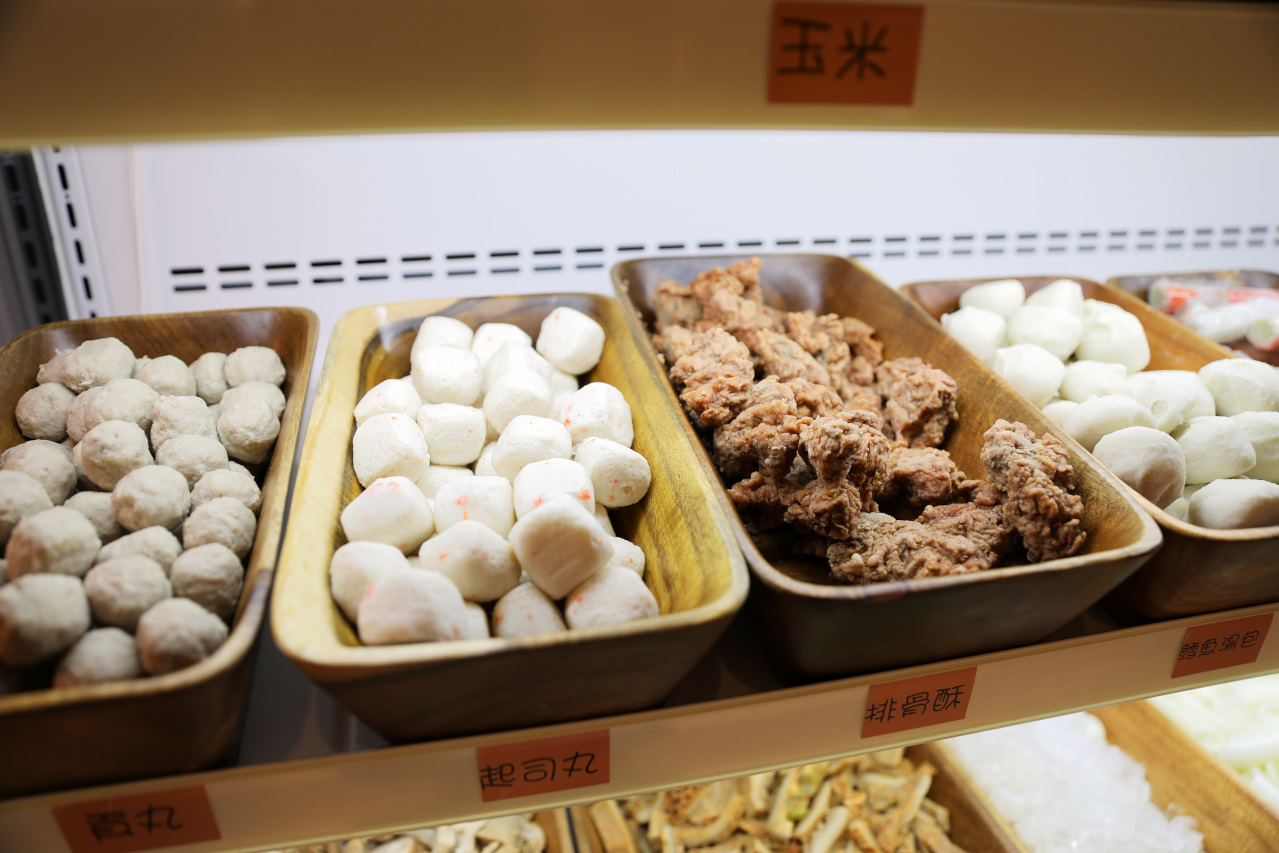 呀屋火鍋.烤串(中壢店) 桃園火鍋吃到飽第一名餐廳推薦! 鴛鴦鍋699吃到飽 原肉現切.串燒.生啤喝到飽 - 奇奇一起玩樂趣
