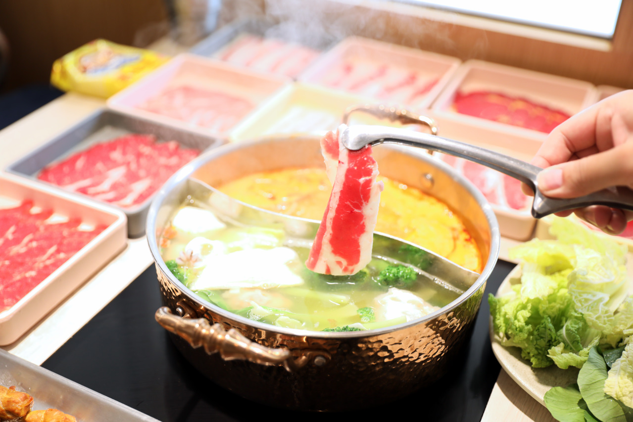 呀屋火鍋.烤串(中壢店) 桃園火鍋吃到飽第一名餐廳推薦! 鴛鴦鍋699吃到飽 原肉現切.串燒.生啤喝到飽 - 奇奇一起玩樂趣